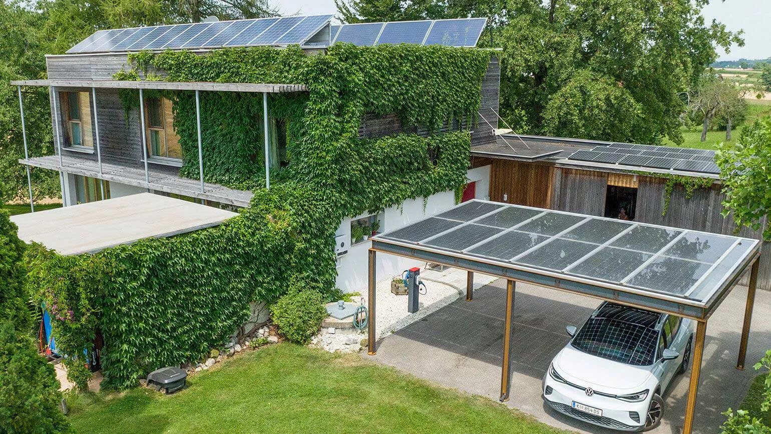 Photovoltaik verwandelt Familien-Carport in E-Tankstelle