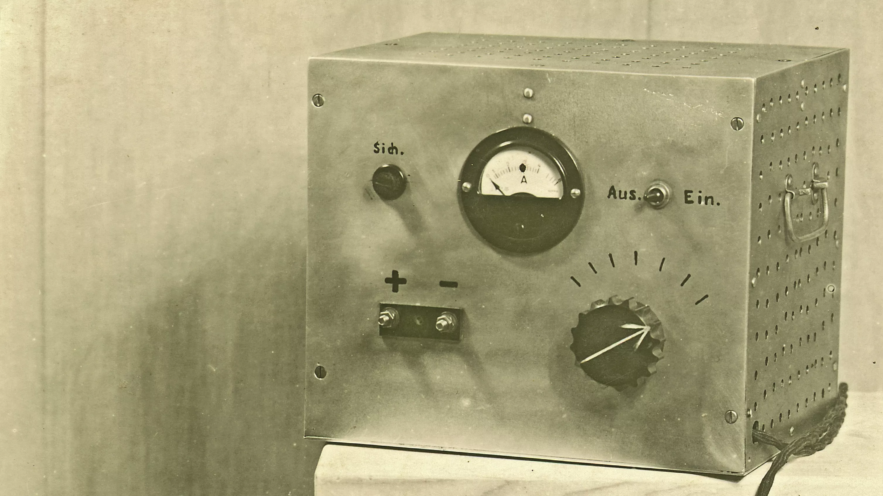 Alte Batterie für die Geschichte. Erste Fronius Batterieladegeräte