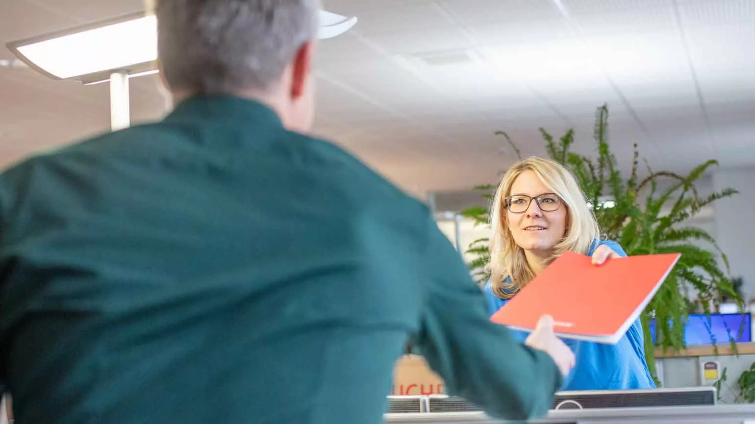 Katharina und Hilmar am Arbeitsplatz