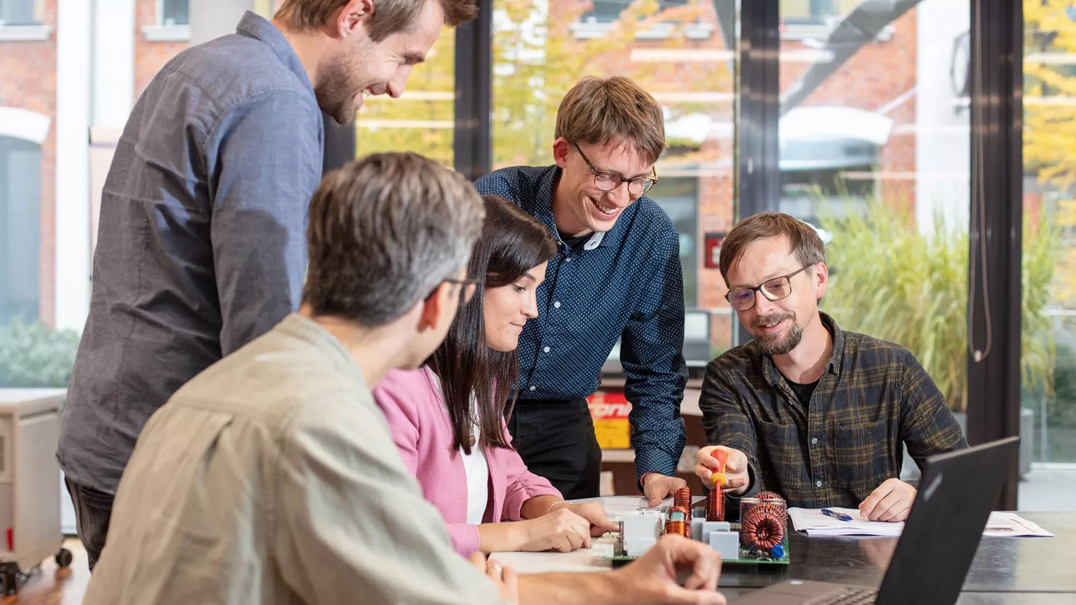 Mitarbeiter arbeiten gemeinsam