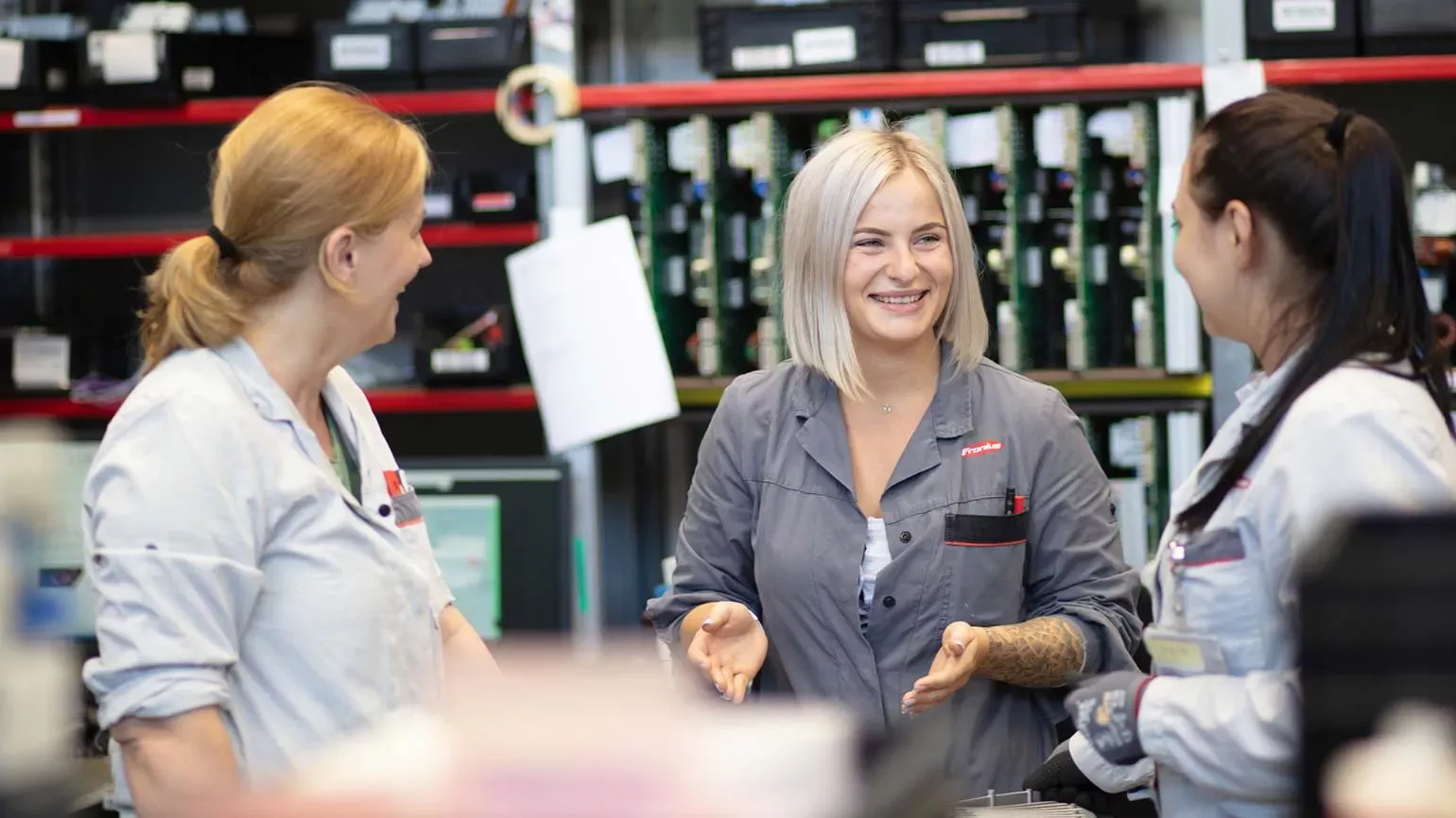 Lachende Frauen in der Fertigung