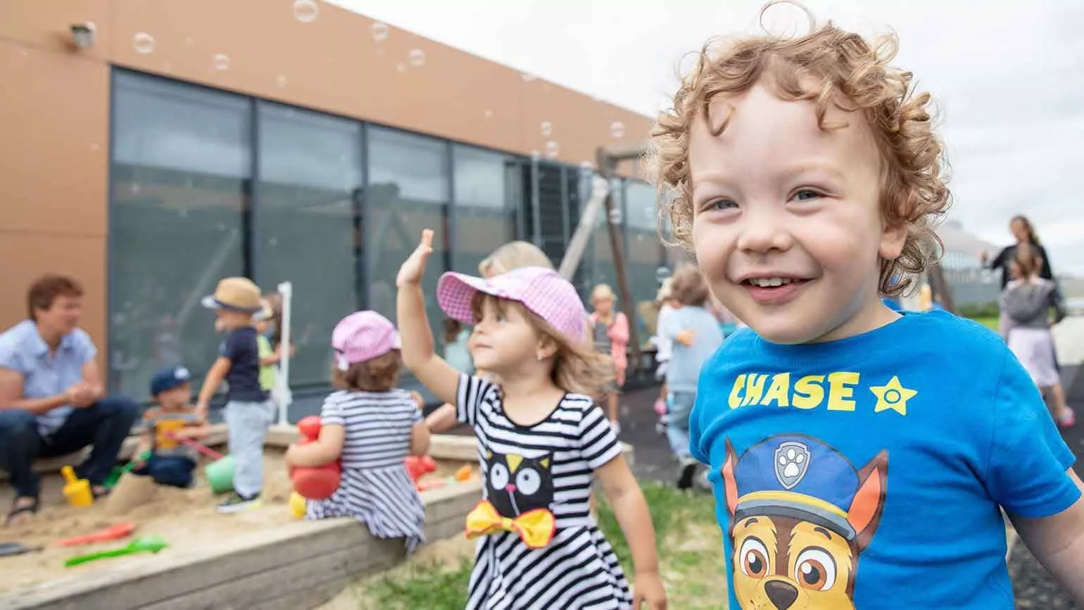 Kinder am Spielplatz vom Fronius KinderLand in Sattledt