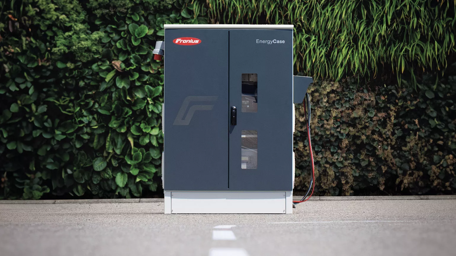 Fronius EnergyCase vor einem Vertical Garden.