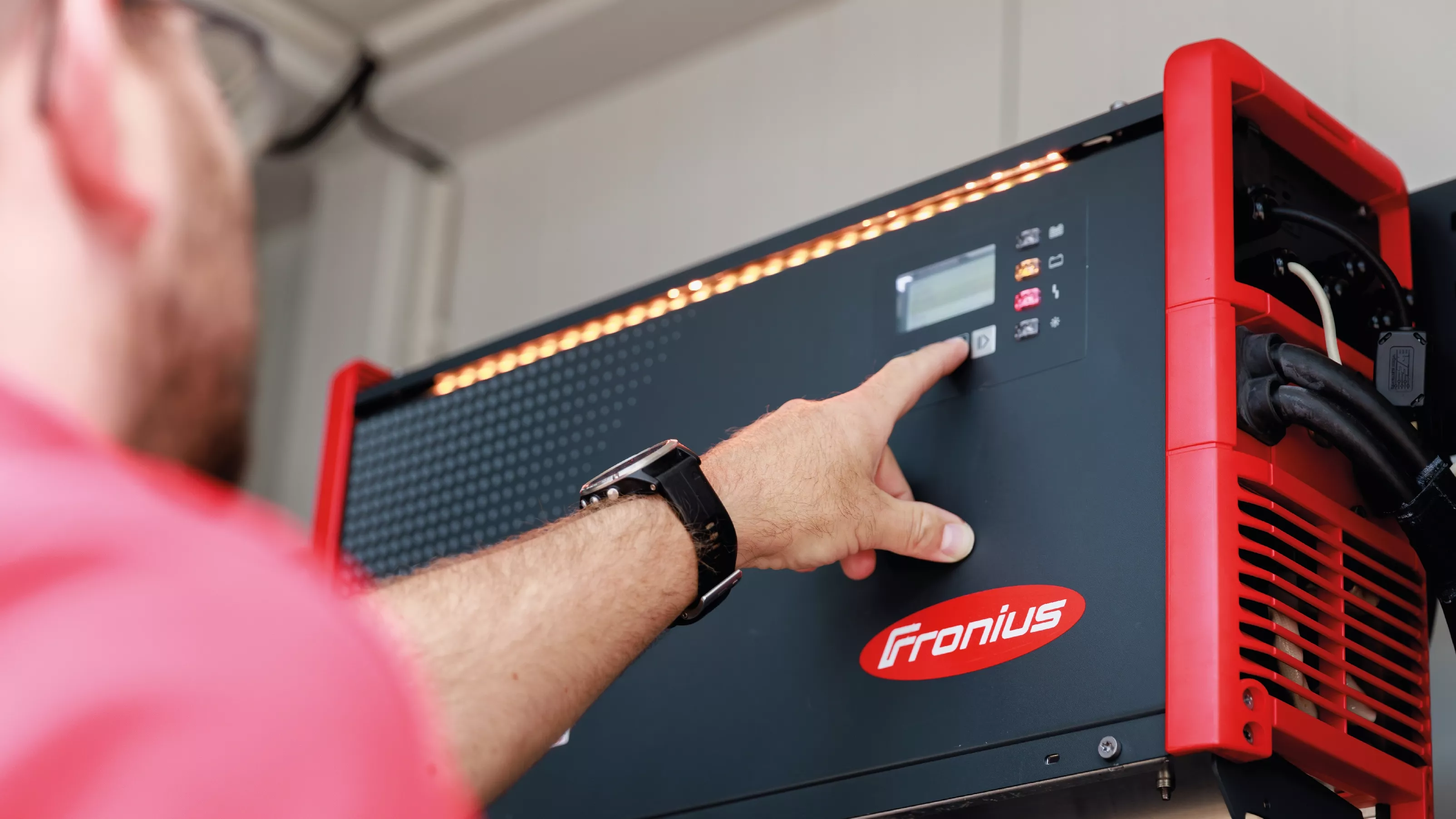 A person pointing with their index finger at a Fronius Selectiva 4.0 to symbolize service repair.