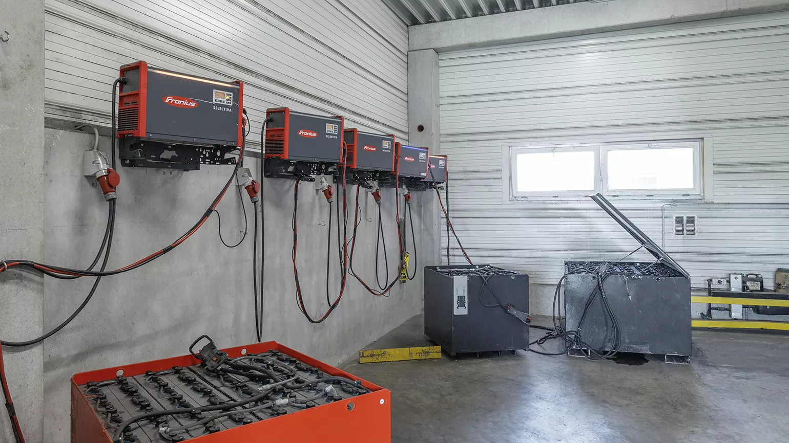The Fronius charging technology allows the Behrens Group to charge forklift trucks at different times and thus avoid load peaks.