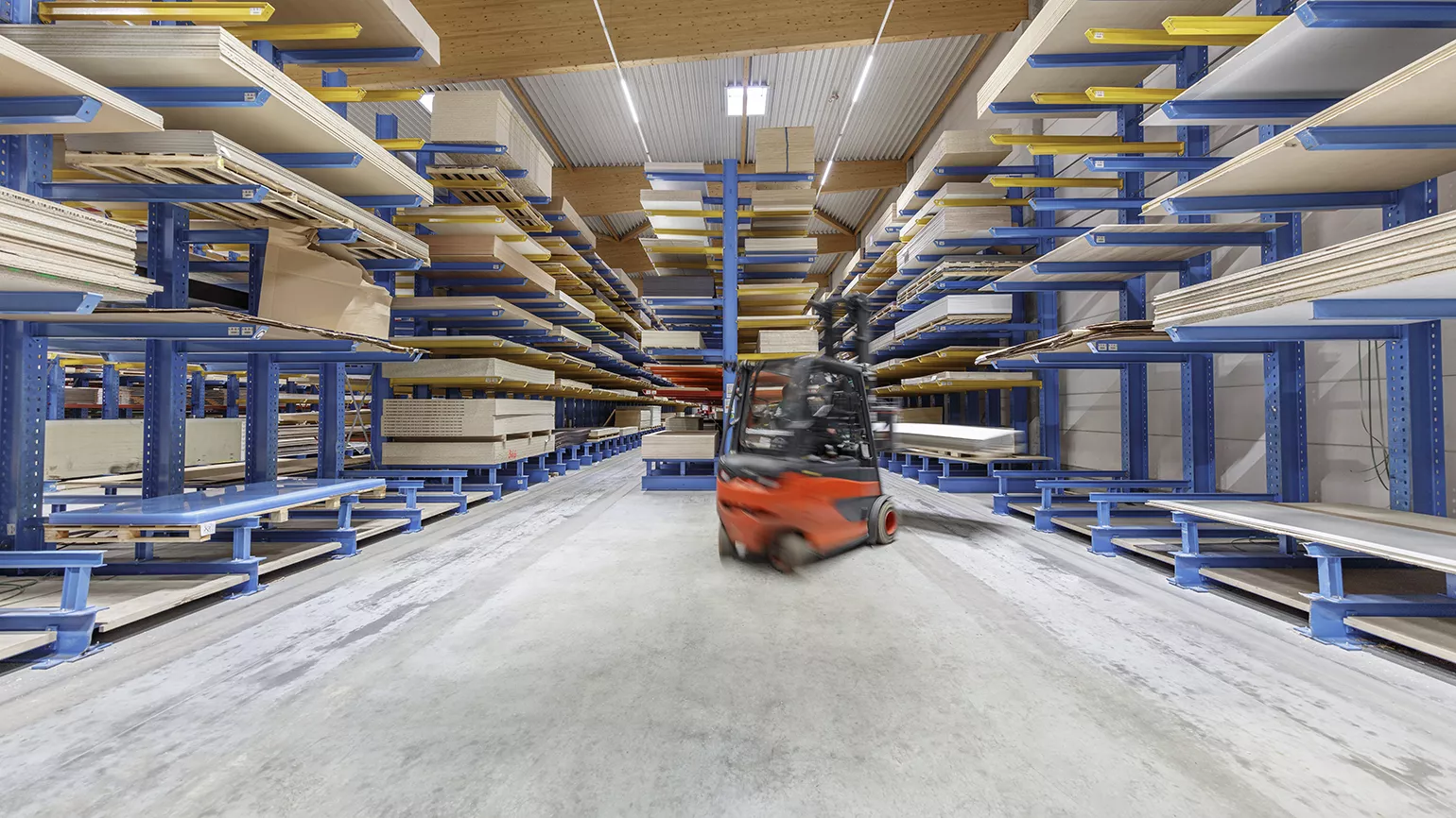 The gentle Ri charging process allows for energy-efficient operation and high availability of the forklift truck fleet.