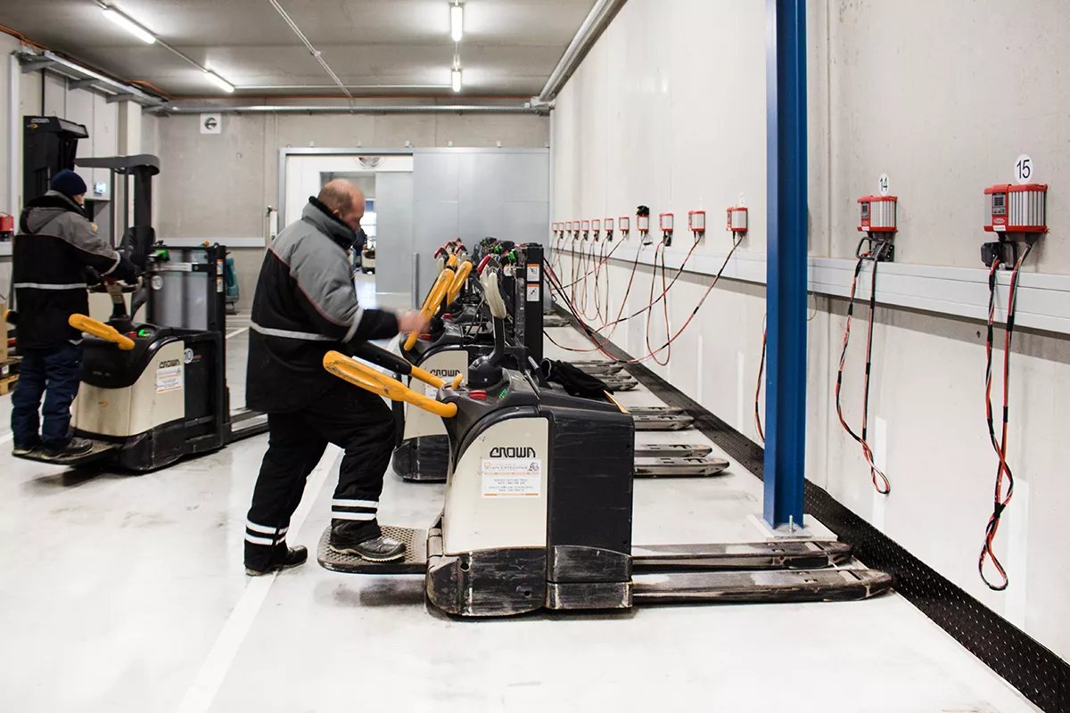 Ladegeräte im Einsatz bei Kälte. Fronius Perfect Charging Selectiva 4.0 Ladegerät bei Frigologo