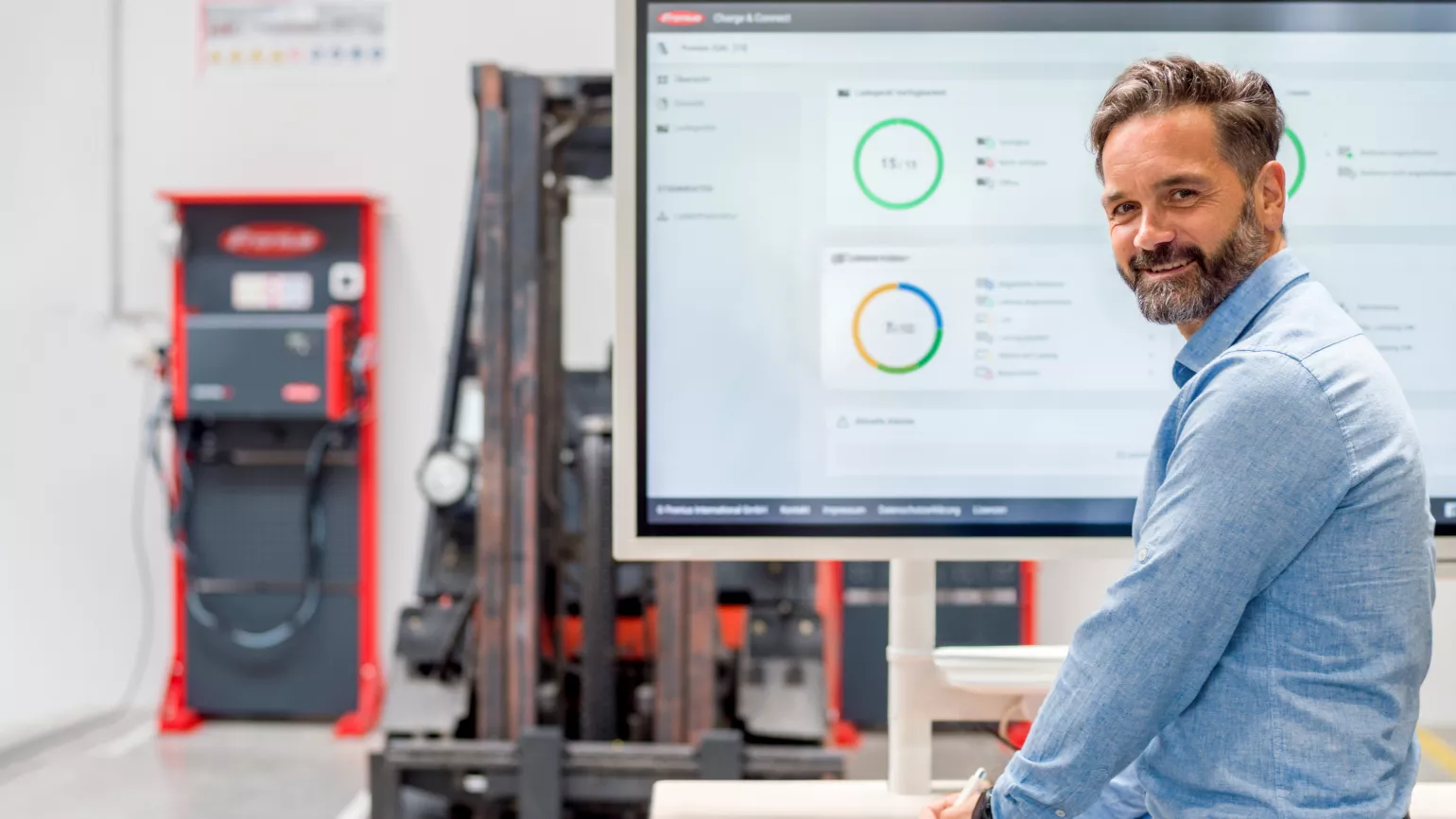 Mann verwendet Charge & Connect um die Performance der Ladeinfrastruktur zu überwachen.
