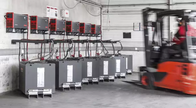 Selectiva 4.0 8kW in a forklift charging station