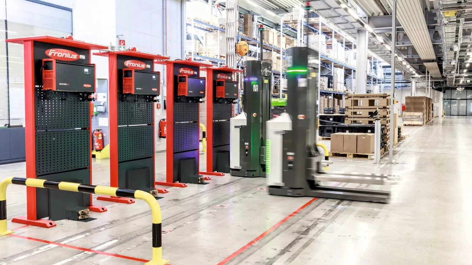 Fronius offers operators and manufacturers of driverless transport systems a reliable and safe charging solution that enables consistently high system availability with a custom charging curve. 