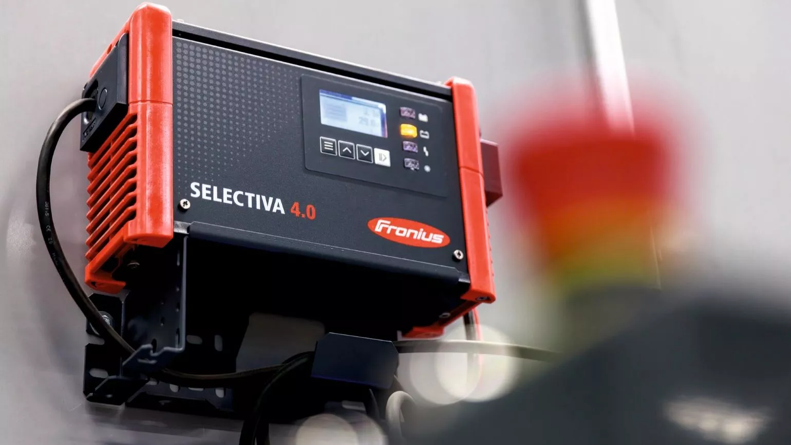 The universal chargers in the Selectiva product family flexibly charge lead-acid and lithium-ion batteries with differing voltages and capacities.