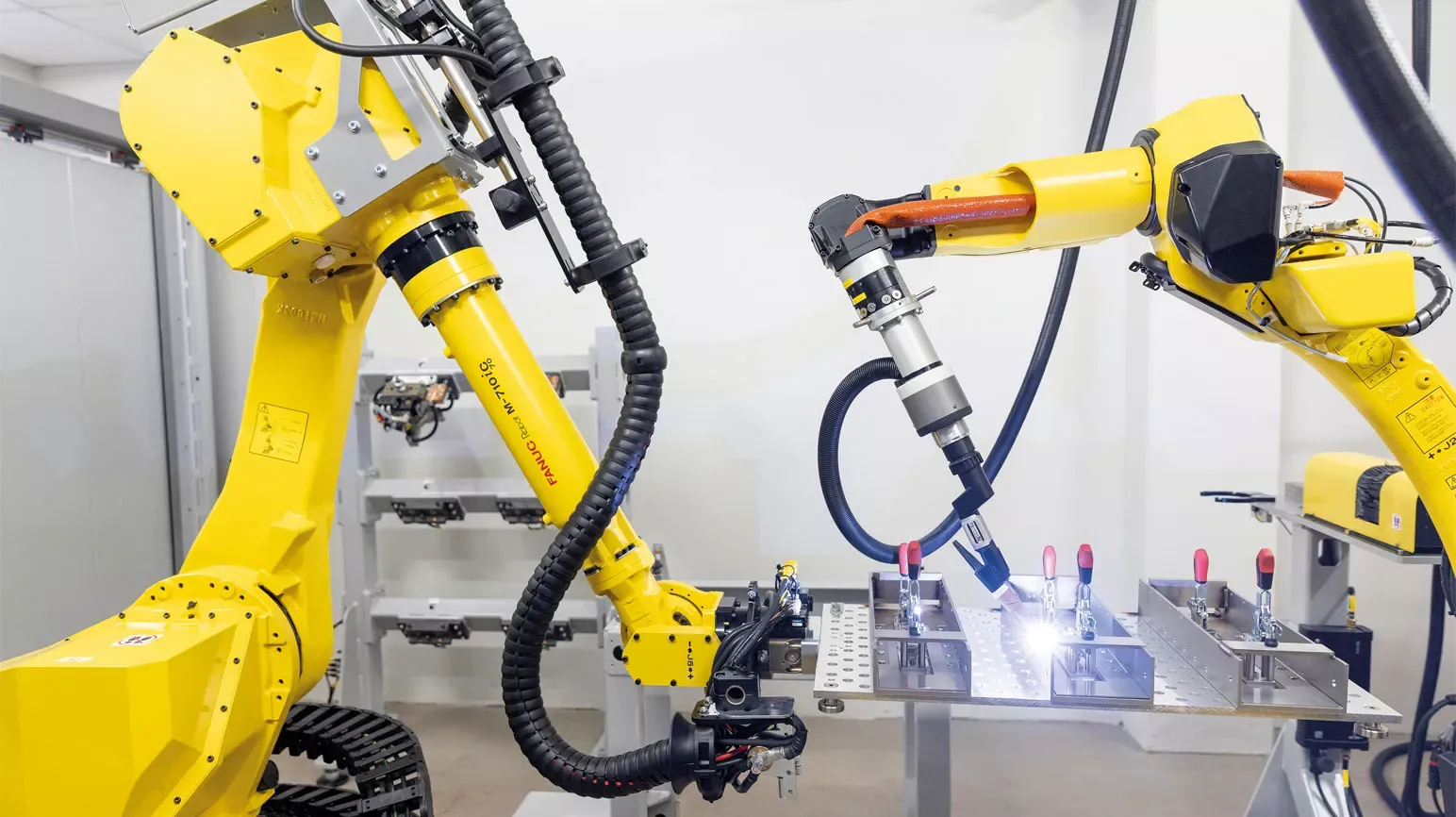 Gelbe Roboter schweißen