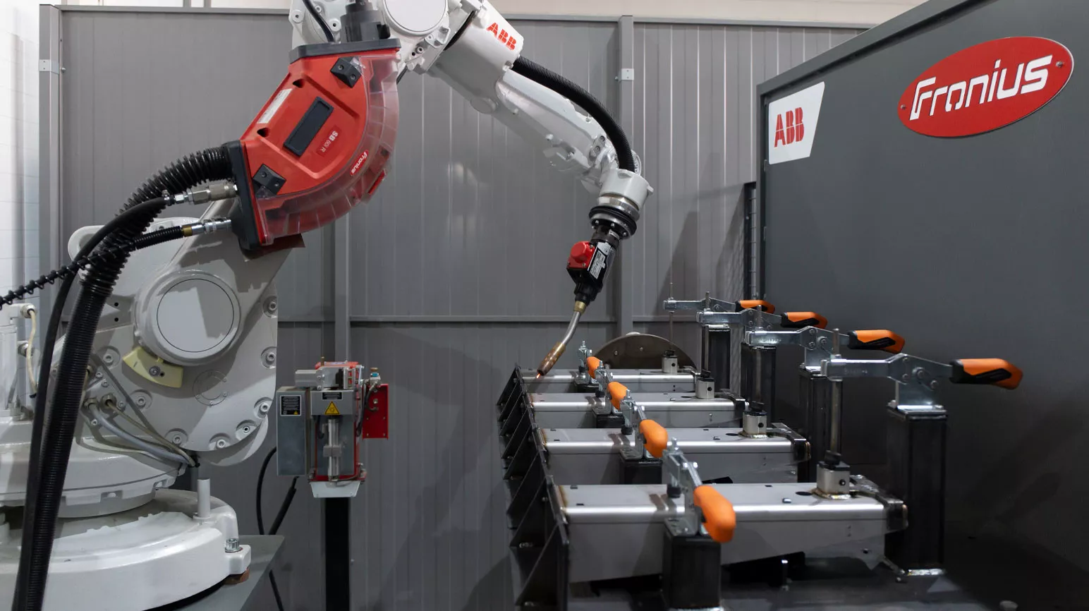 Roboterschweißzelle von Fronius