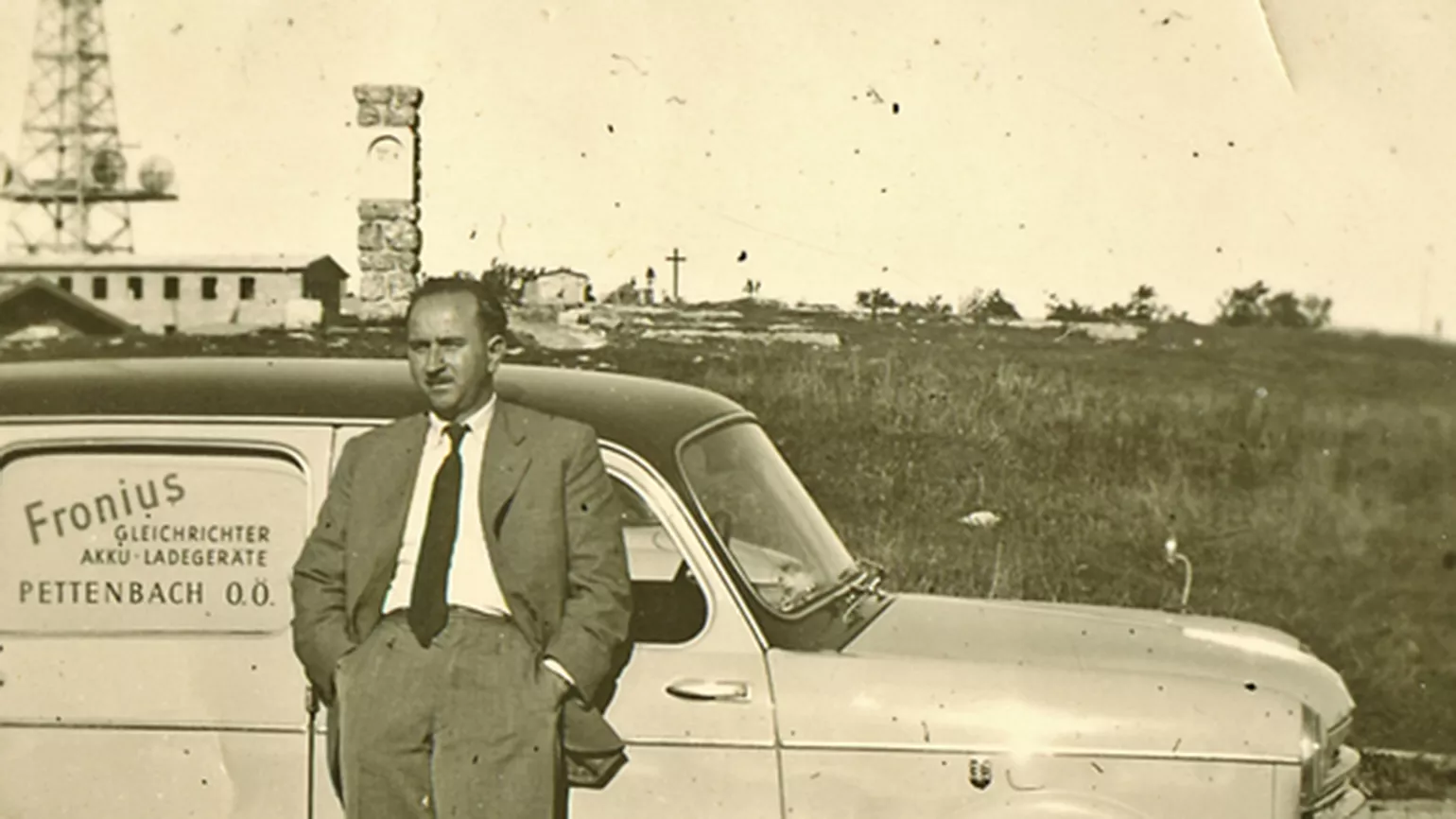 Portrait Günter Fronius mit Auto