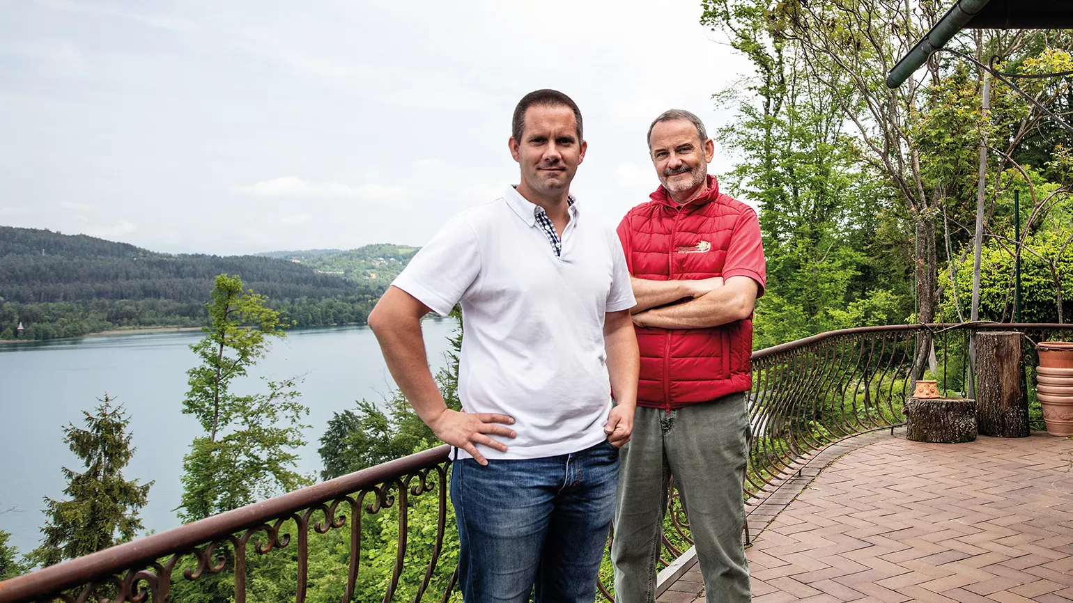 2 men in front of a lake in Reifnitz